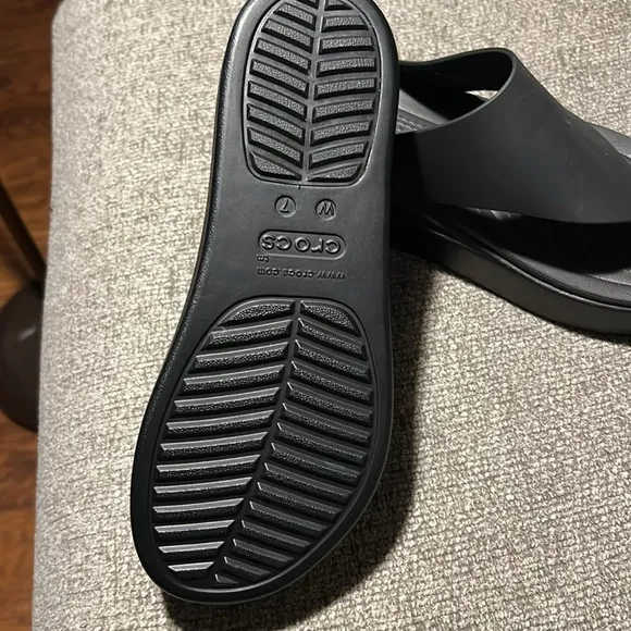CROCS Black Sandals with Thong Design and Cushioned Sole