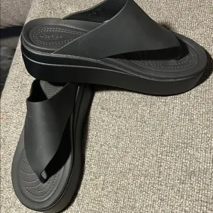 CROCS Black Sandals with Thong Design and Cushioned Sole