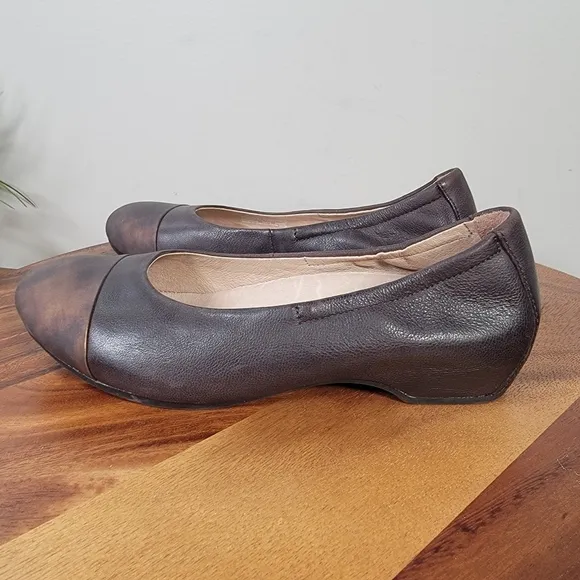Dansko Lisanne Brown Leather Flats Burnished Bronze Toe Cap  Size 37