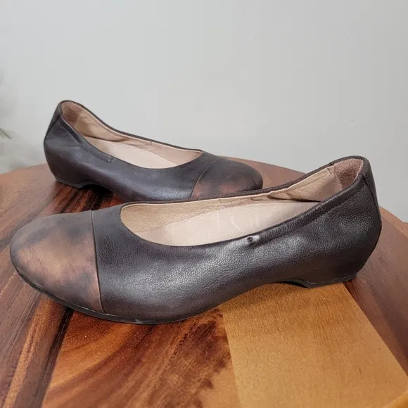 Dansko Lisanne Brown Leather Flats Burnished Bronze Toe Cap  Size 37