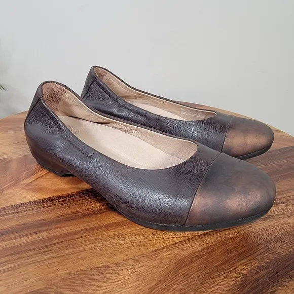 Dansko Lisanne Brown Leather Flats Burnished Bronze Toe Cap  Size 37