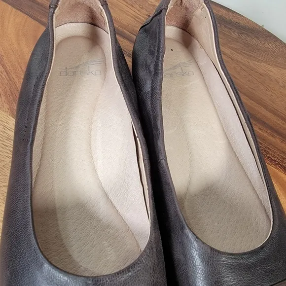 Dansko Lisanne Brown Leather Flats Burnished Bronze Toe Cap  Size 37