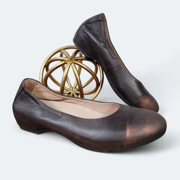Dansko Lisanne Brown Leather Flats Burnished Bronze Toe Cap  Size 37
