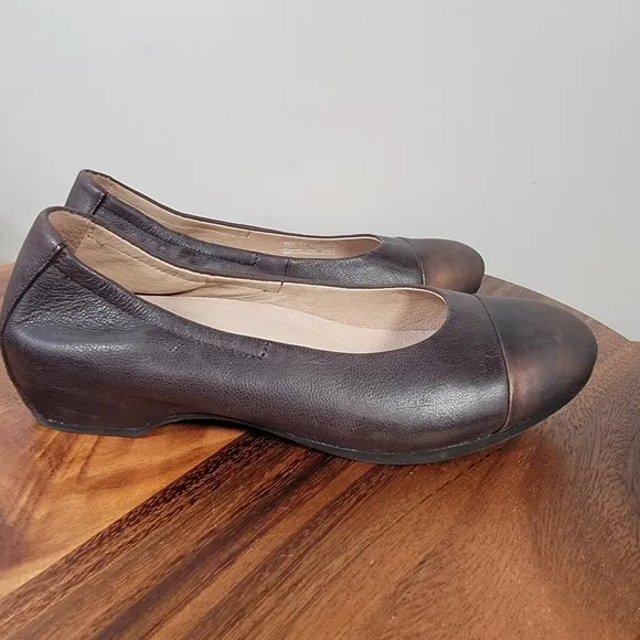 Dansko Lisanne Brown Leather Flats Burnished Bronze Toe Cap  Size 37