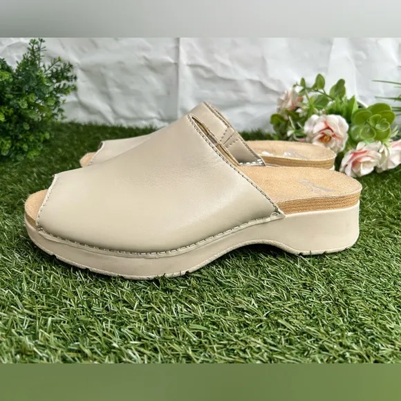 DanskoRavyn Sandals Women Sz38 US 7.5-8$140 Color: Ivory Nappa Slip-On Clogs