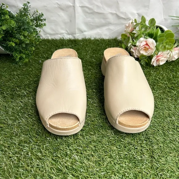 DanskoRavyn Sandals Women Sz38 US 7.5-8$140 Color: Ivory Nappa Slip-On Clogs