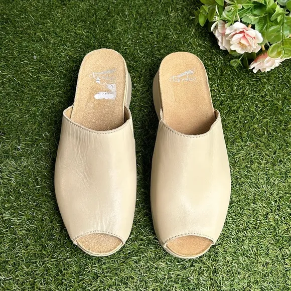 DanskoRavyn Sandals Women Sz38 US 7.5-8$140 Color: Ivory Nappa Slip-On Clogs