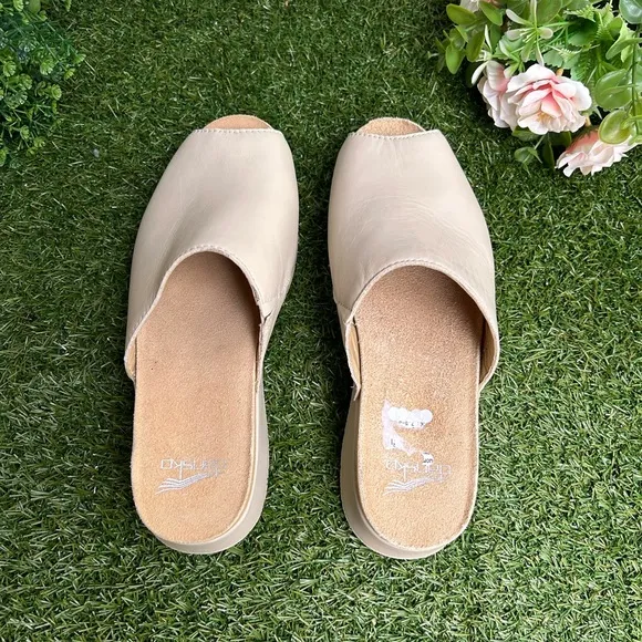 DanskoRavyn Sandals Women Sz38 US 7.5-8$140 Color: Ivory Nappa Slip-On Clogs