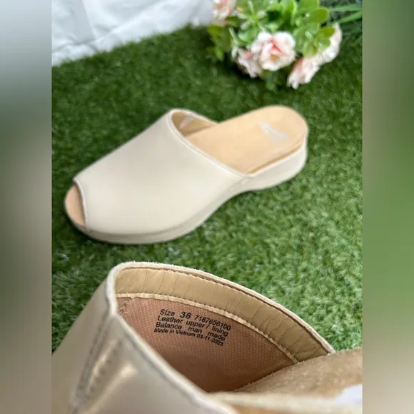 DanskoRavyn Sandals Women Sz38 US 7.5-8$140 Color: Ivory Nappa Slip-On Clogs