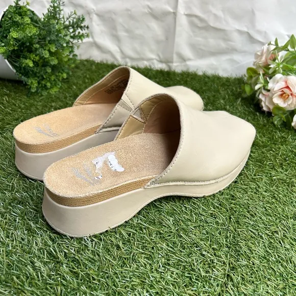 DanskoRavyn Sandals Women Sz38 US 7.5-8$140 Color: Ivory Nappa Slip-On Clogs