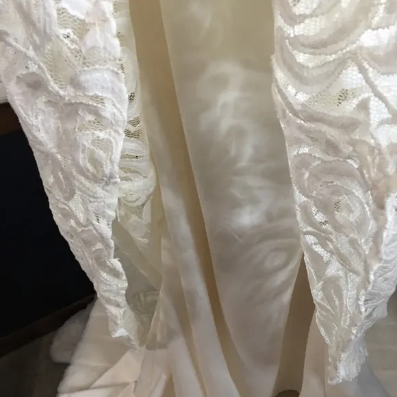 Dessy/Sandals Ivory Lace Wedding Gown size 6 NWT