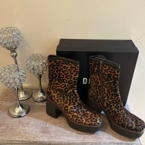 DKNY Daze Slip On Chelsea Boots- Toffee- Size 11- NIB