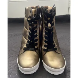 DKNY Noho Wedge Sneaker Gold &amp; Black SZ 8M NWOB Streetwear Athleisure Chic