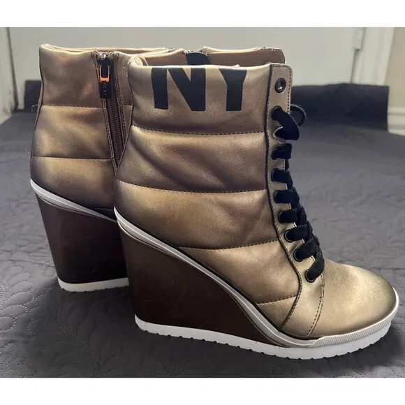 DKNY Noho Wedge Sneaker Gold &amp; Black SZ 8M NWOB Streetwear Athleisure Chic