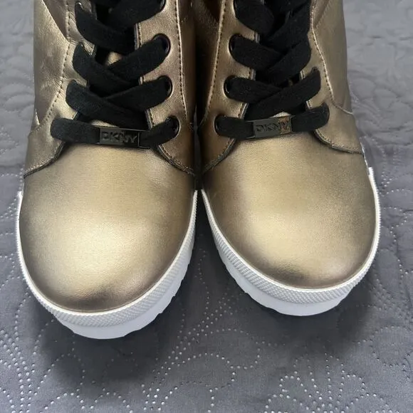 DKNY Noho Wedge Sneaker Gold &amp; Black SZ 8M NWOB Streetwear Athleisure Chic