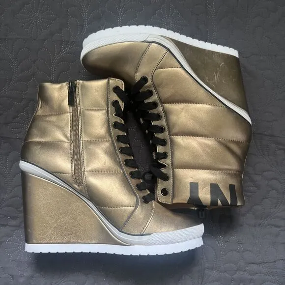 DKNY Noho Wedge Sneaker Gold &amp; Black SZ 8M NWOB Streetwear Athleisure Chic