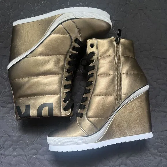 DKNY Noho Wedge Sneaker Gold &amp; Black SZ 8M NWOB Streetwear Athleisure Chic
