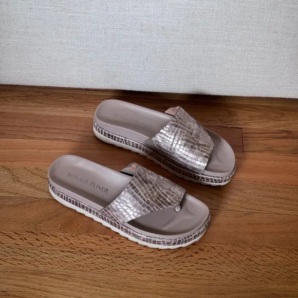 Donald Pliner Women's Lylaa CroccoSlip On Sandals Platinum Size 7