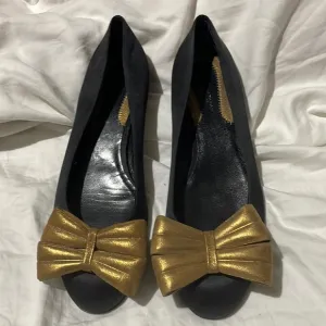 Donna Karen Collection 8.5 black satin flats w/gold exaggerated toes bows NWT