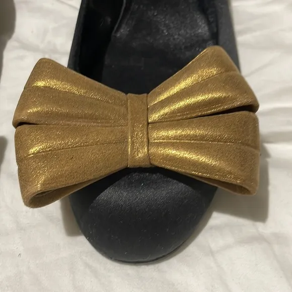 Donna Karen Collection 8.5 black satin flats w/gold exaggerated toes bows NWT