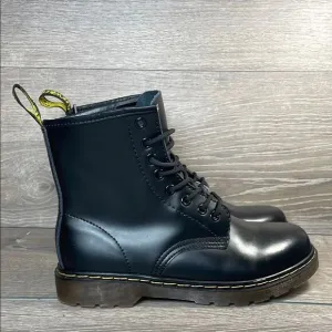 Dr Martens 1460 Women’s Sz 9 Smooth Black Leather 8-Eye Lace Up Combat Boots
