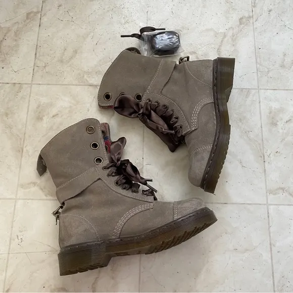Dr. Martens Aimilie 9 Eye Toe Cap Grey Suede Moto Combat Boots size 6 AW004