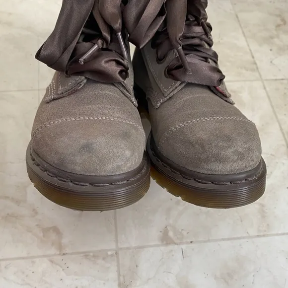 Dr. Martens Aimilie 9 Eye Toe Cap Grey Suede Moto Combat Boots size 6 AW004
