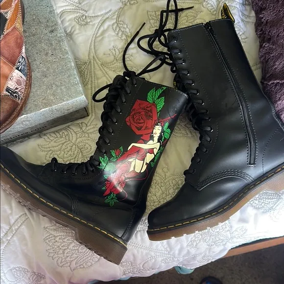 Dr. Martens Black air wair Floral zip Combat Boots new w/out box sz 41/9