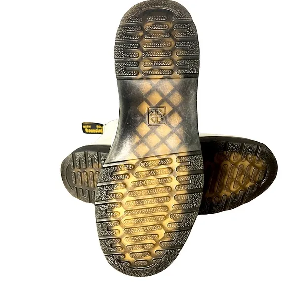 Dr. Martens Boots Zavala Women’s 8 US Men’s 7