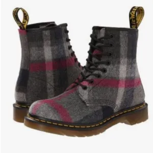 Dr. Martens Castel Wool Tartan Plaid Combat Boots Size 7 Gray/Pink