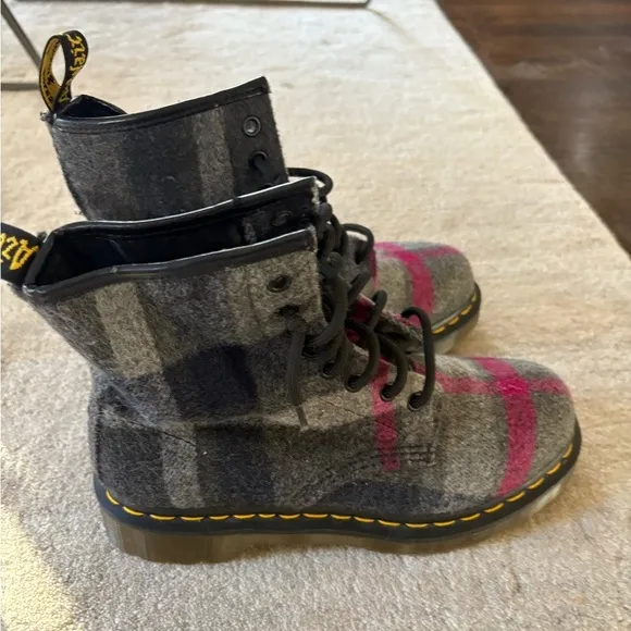 Dr. Martens Castel Wool Tartan Plaid Combat Boots Size 7 Gray/Pink