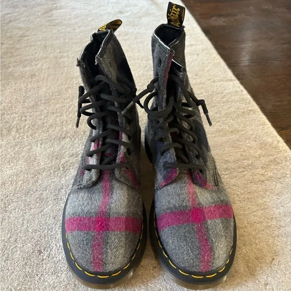 Dr. Martens Castel Wool Tartan Plaid Combat Boots Size 7 Gray/Pink