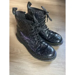 Dr. Martens girls glitter patent combat boots black size 4