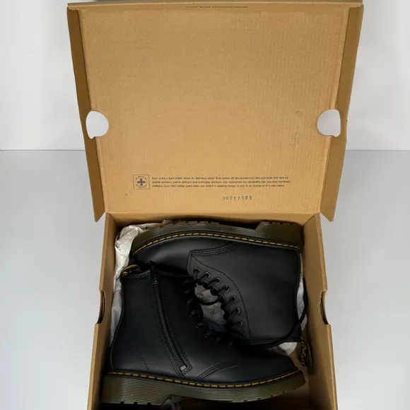 Dr. Martens kids combat boots 1460J SZ US 2/US 3 NIB