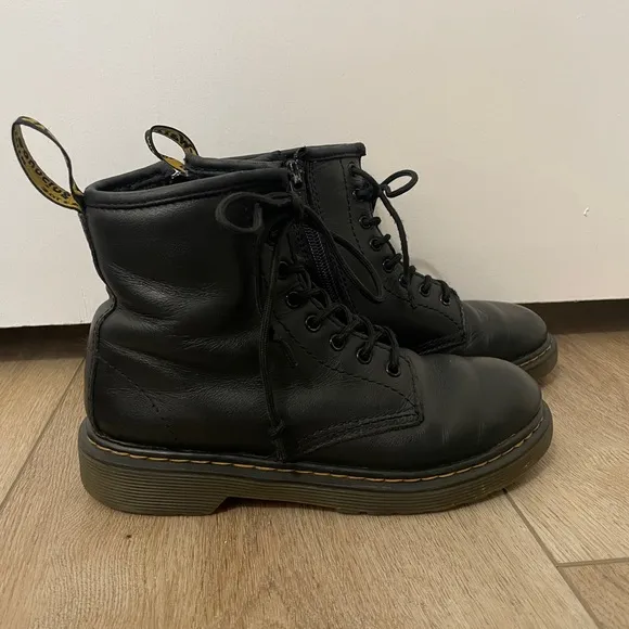 DR MARTENS Kid’s size 2 Black 1460 Combat Leather Zip Boots
