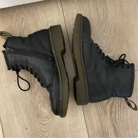 DR MARTENS Kid’s size 2 Black 1460 Combat Leather Zip Boots