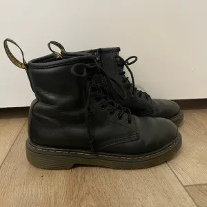 DR MARTENS Kid’s size 2 Black 1460 Combat Leather Zip Boots