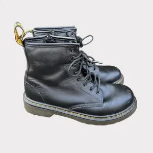 Dr. Martens Kids Unisex 1460 Black Leather Lace-Up Combat Boots Size 3