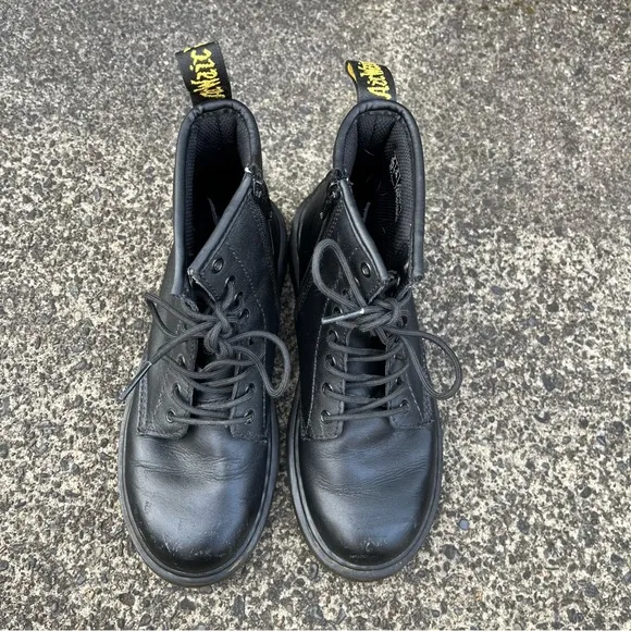 Dr. Martens Kids Unisex 1460 Black Leather Lace-Up Combat Boots Size 3