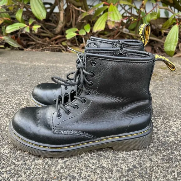 Dr. Martens Kids Unisex 1460 Black Leather Lace-Up Combat Boots Size 3