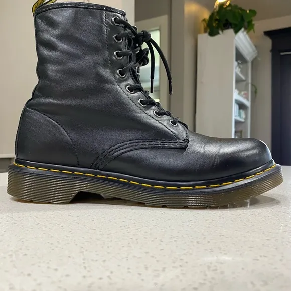 Dr. Martens Men’s 8-Eye Combat Boots Size 9 Black Leather EUC