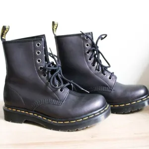 Dr. Marten’s NWOT Women’s 1460 Airwair Combat Boots in Purple/Burgundy, Size 6