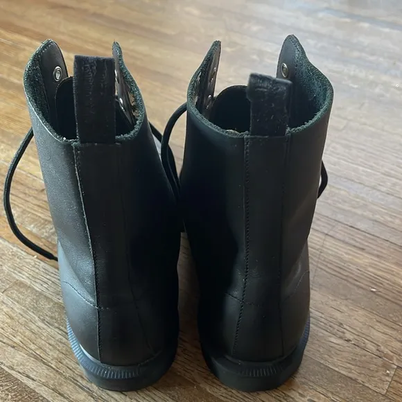 DR. MARTENS RARE COUNTRY WESTERN COMBAT BOOTS 8
