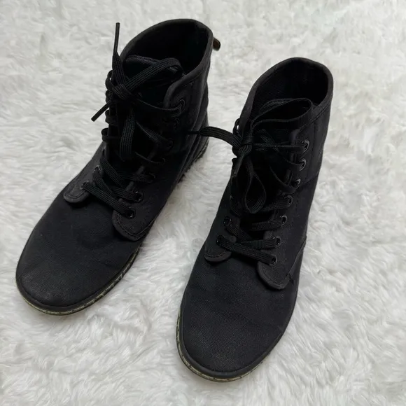 Dr. Martens Shoreditch AirWair Canvas Sneakers Size 6 Black Combat Boots