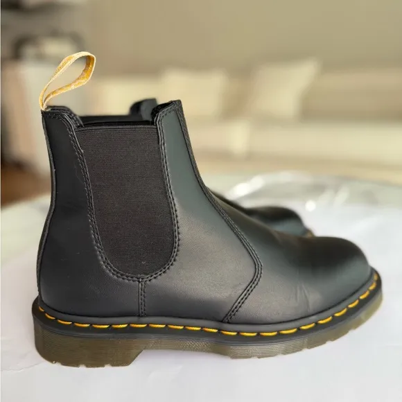 DR. MARTENS VEGAN 2976 FELIX CHELSEA BOOTS, WOMENS 9 / MENS 8, NO BOX