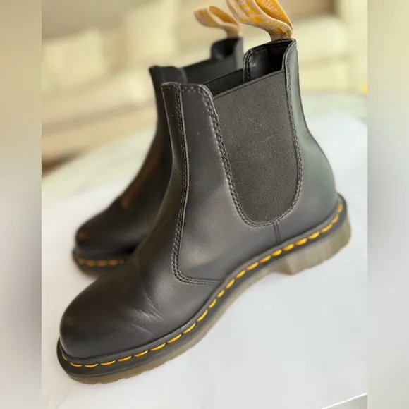 DR. MARTENS VEGAN 2976 FELIX CHELSEA BOOTS, WOMENS 9 / MENS 8, NO BOX