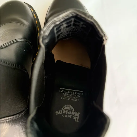 DR. MARTENS VEGAN 2976 FELIX CHELSEA BOOTS, WOMENS 9 / MENS 8, NO BOX
