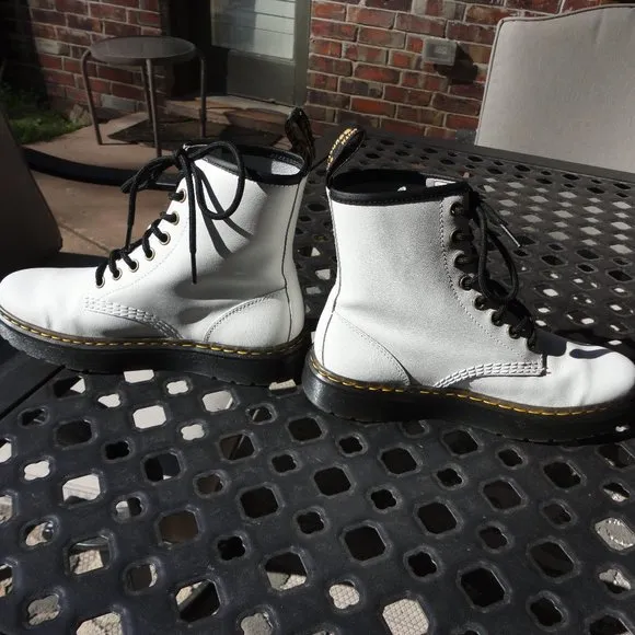 DR MARTENS Women's White &quot;Zavala&quot; Lace Up Leather Combat Boots Size 6