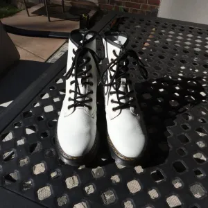 DR MARTENS Women's White &quot;Zavala&quot; Lace Up Leather Combat Boots Size 6