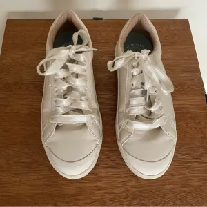 Dr. Scholl's Cream Sneakers Low-Top Lace-Up